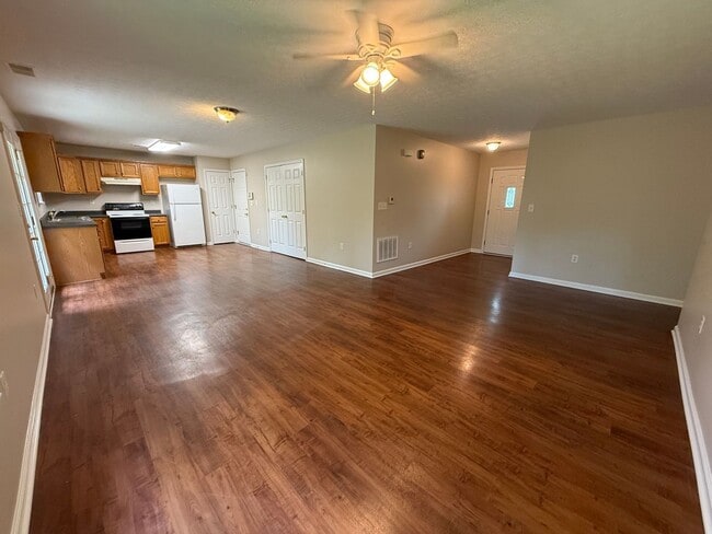 Building Photo - Beautiful 3 Bedroom 2 bath home