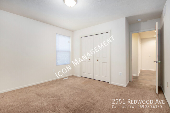 Building Photo - 2551 Redwood Ave