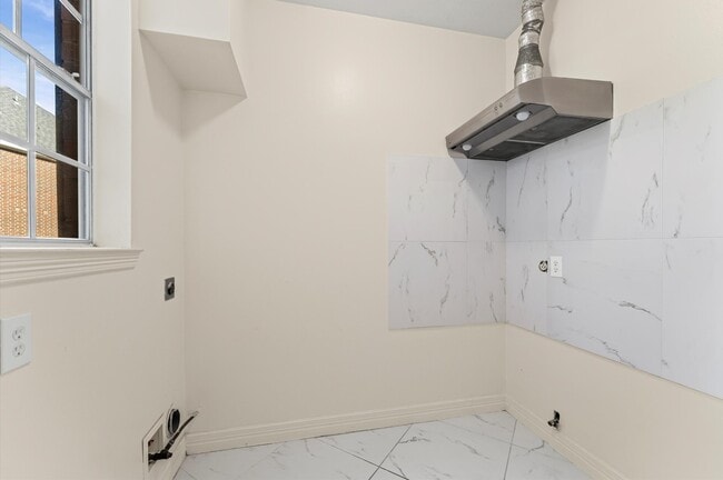 Building Photo - 1914 Rosebay Ct