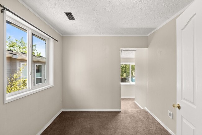 Building Photo - 4bed/2 bath Portland Charmer