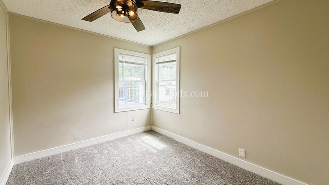 Building Photo - Lovely 3BD|1BA Home in Oregon City w/Basem...