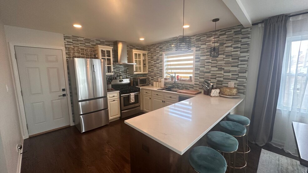 Building Photo - 354 Alles St