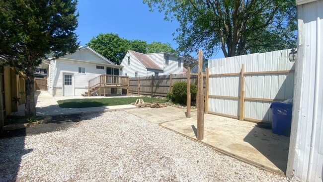 Building Photo - 3 Bedroom, 2 Bath Home in Peoria Heights! ...
