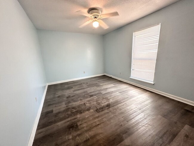 Building Photo - 3/2 No carpet & Fenced yard off Old Waynes...