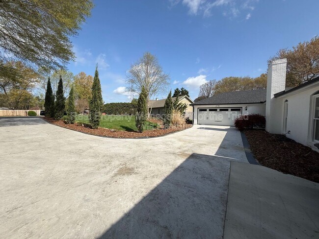 Building Photo - 916 Spring Hill Ct