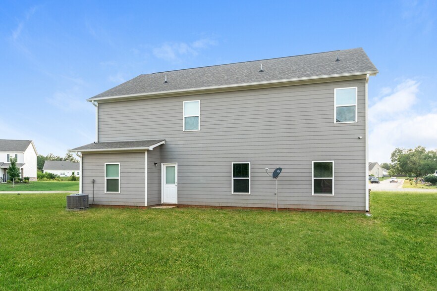 Building Photo - 3302 Bridgewood Dr