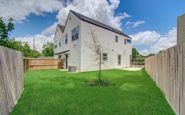 Building Photo - 5905 Crest Ct