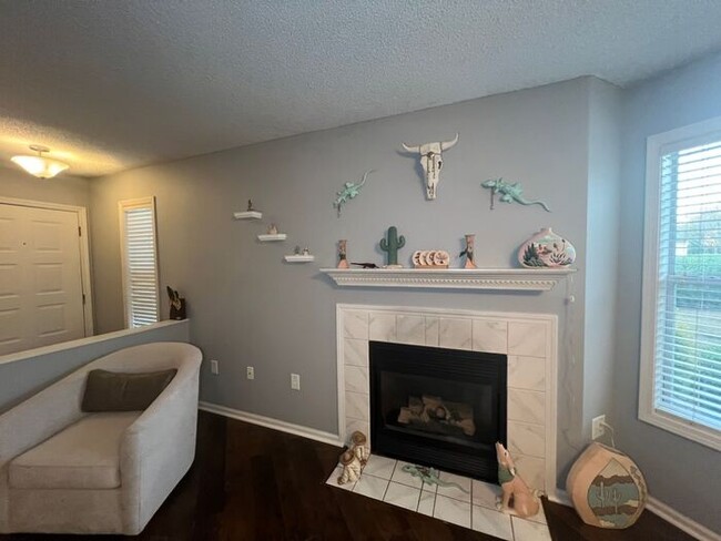 Building Photo - Furnished! Short Term Lease options. Breez...