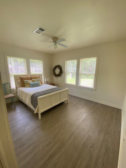 Building Photo - 1424 Live Oak St