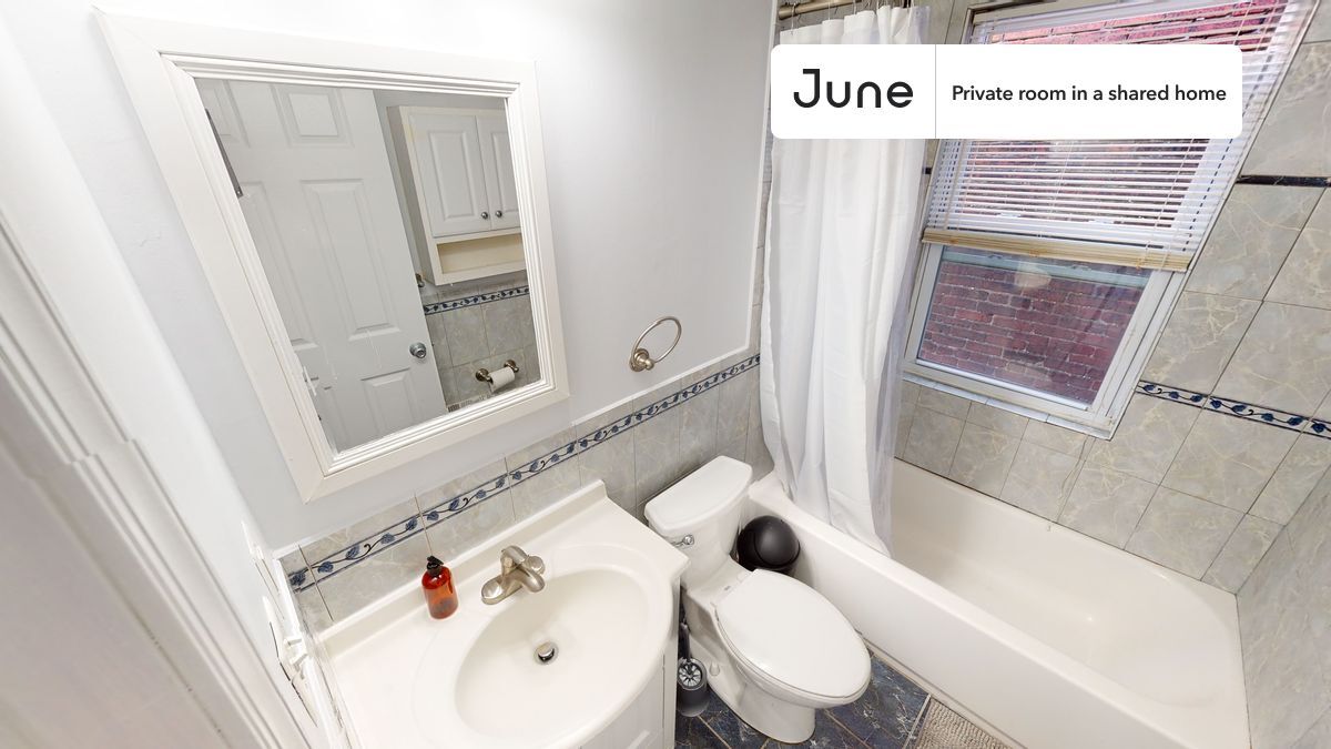 Building Photo - Private bedroom in 3 bed/2.5 bath Home