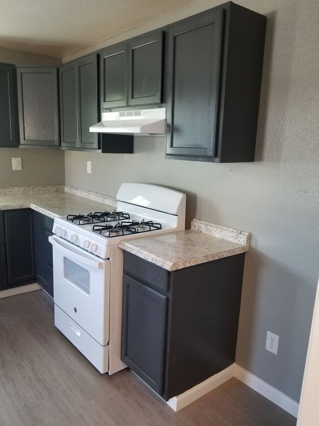 Building Photo - 3 BED 1 BATH HOUSE WITH A FENCED BACKYARD