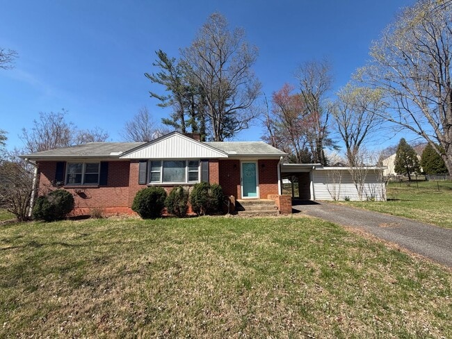 Building Photo - 4 Bedroom Home in Lynchburg