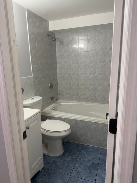 Full bath - 13211 11th Ave