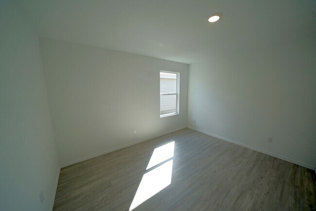 Building Photo - Like-New Home Now Available For Rent in Converse, TX! Realtor Commission offered: $600