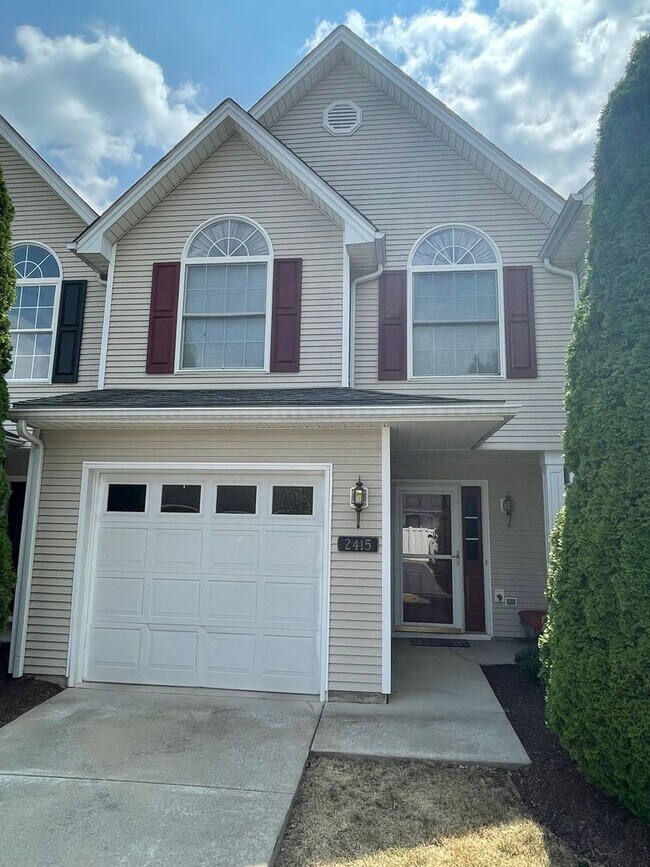 Building Photo - Great Location!  Townhouse with a Garage