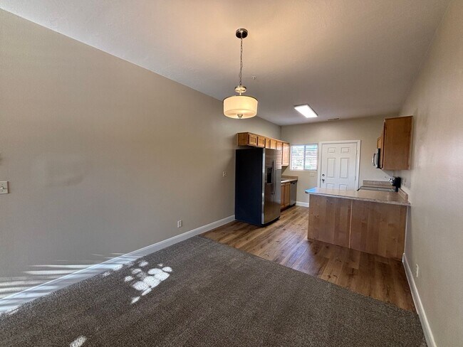 Building Photo - APARTMENT IN GREAT LOCATION FOR RENT!