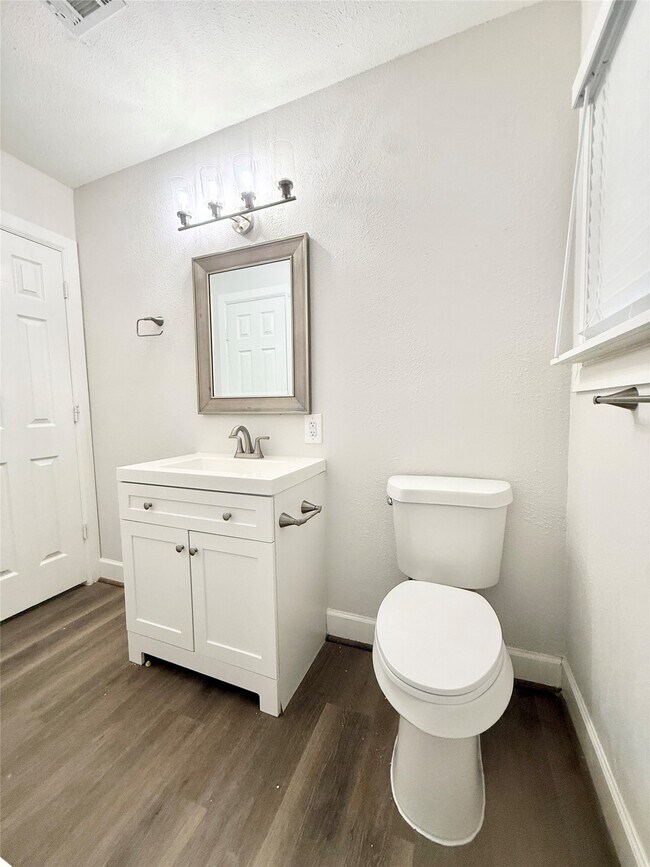 Building Photo - 137 Laurel St