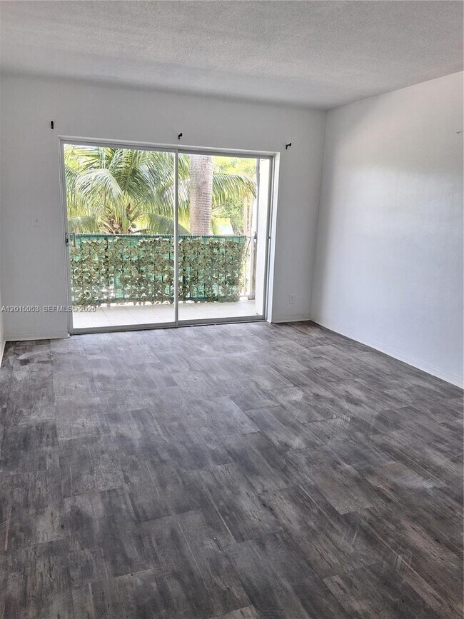 Building Photo - 1450 NE 170th St