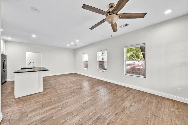 Building Photo - "Charming 3-Bed, 2-Bath Denison Home with Elegant Granite Countertops!"