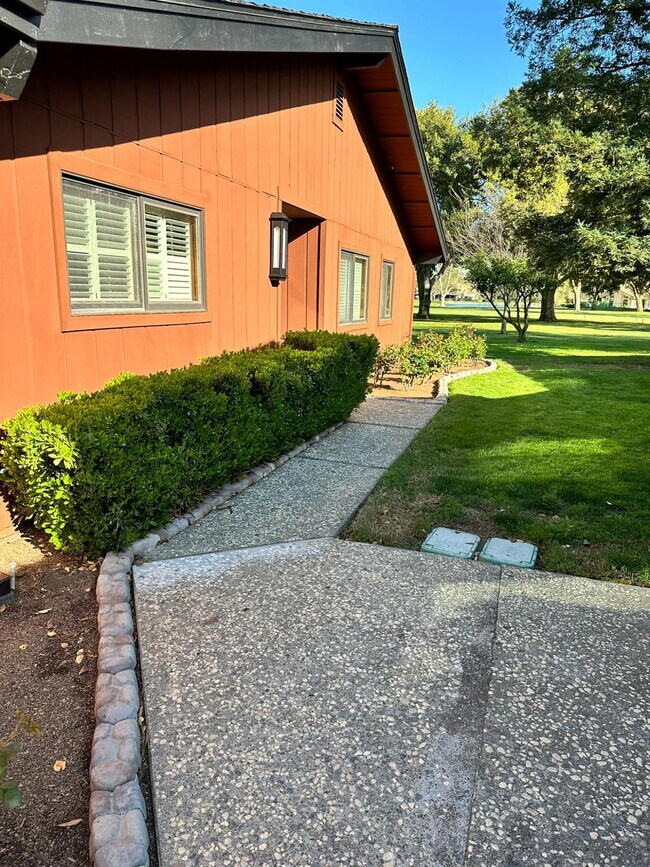 Building Photo - Fabulous condominium home on 6th Fairway of El Macero Country Club.
