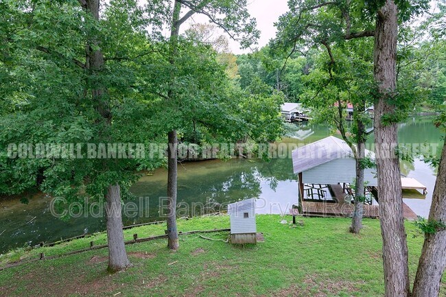 Building Photo - 165 Lakeshore Ct