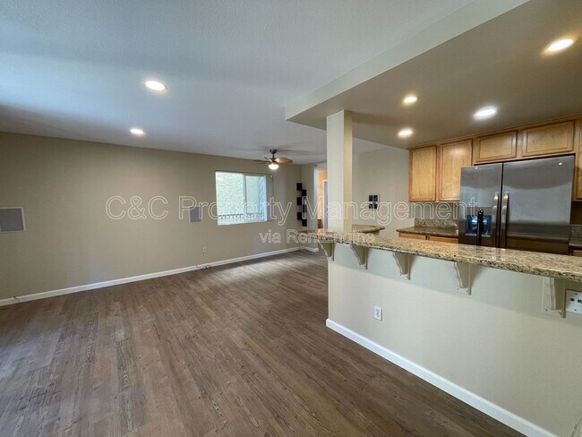 Building Photo - 4013 Oakcrest Dr