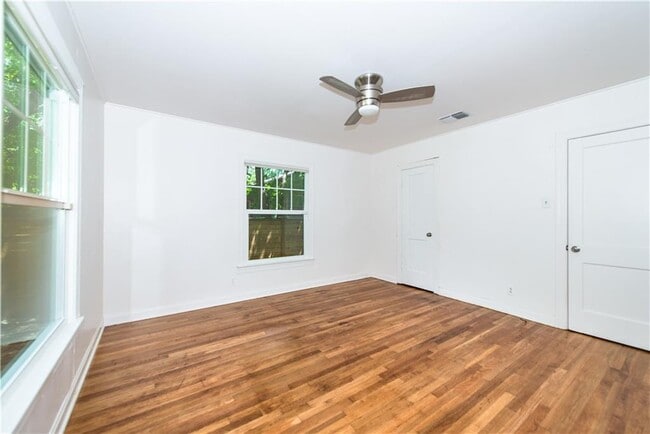 Building Photo - 906 E 53rd St