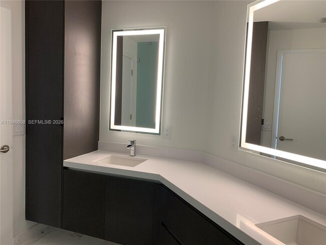 Building Photo - 851 NE 1st Ave