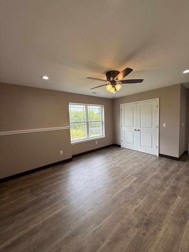 Building Photo - NEWLY REDESIGNED 4BR Basement home!!!!