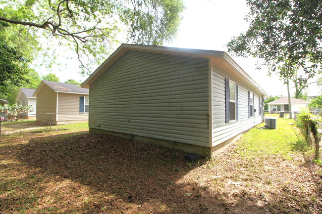 Building Photo - Updated 3BR/1BA Home with Fenced Yard in C...