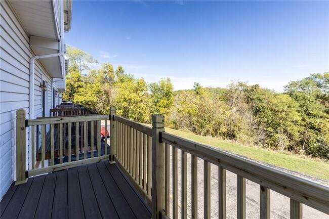 Building Photo - 250 Meadowview Dr