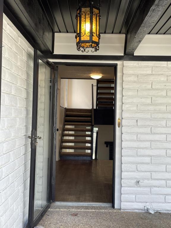 Building Photo - 6114 S Lakewood Ave