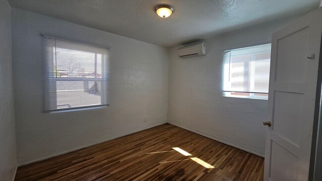 Building Photo - 1216 Columbia Dr NE