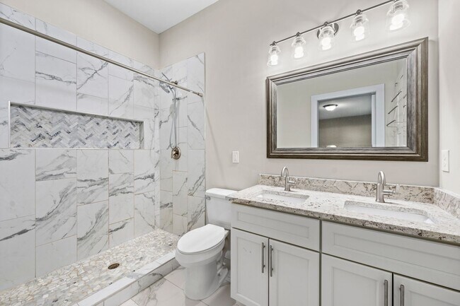 Building Photo - Cheery downtown bungalow with stunning finishes and fenced back yard.