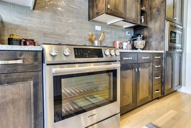 Building Photo - Beautiful 3 bed, 2 bath home in SpurWing G...