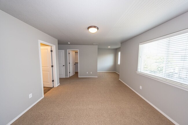 Building Photo - Three bedr townhouse in Orchards - Central AC