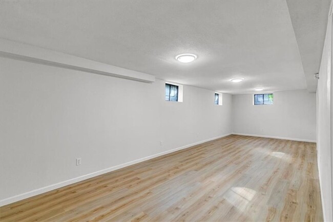 Building Photo - Newly Renovated spacious home with large 2...