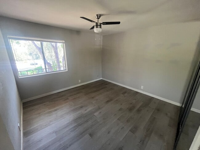 Building Photo - Spacious 2 Bed / 1 Bath Upstairs Condo in San Carlos – Utilities Included!