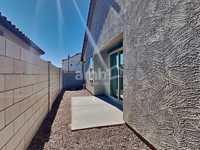 Building Photo - 15074 W Sherman St