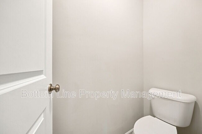 Building Photo - 739 Putney Hl Rd