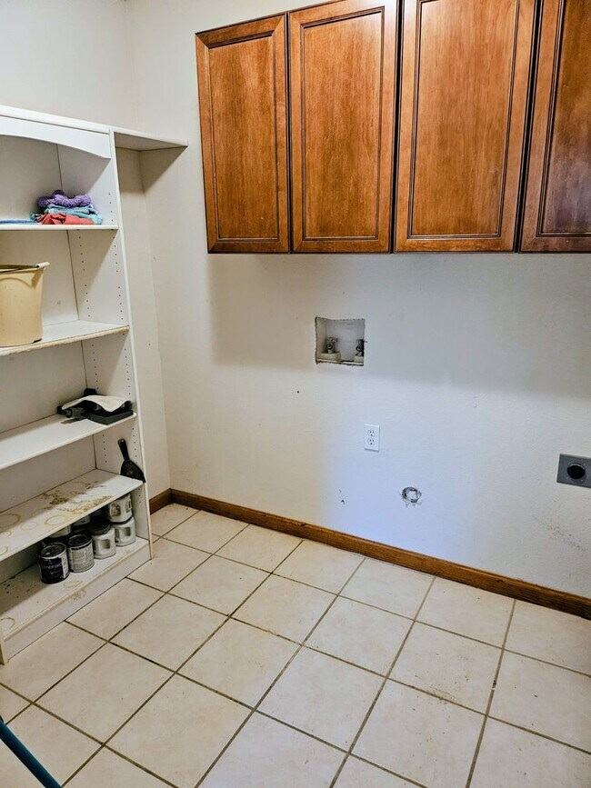 Building Photo - ALL PROSPECTIVE TENANTS MUST SUBMIT A $58 ...