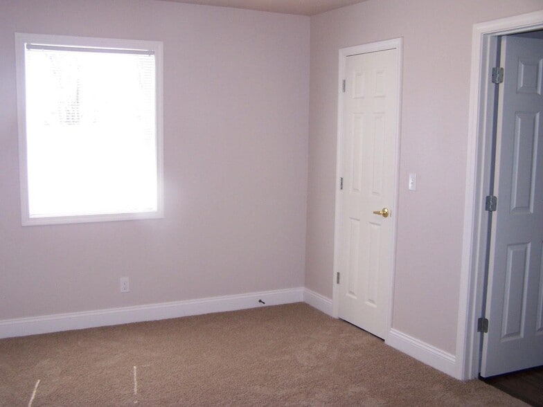 Bedroom - 208 E Vincent Ct