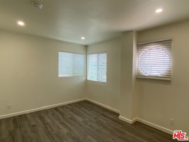 Building Photo - 4832 Rosewood Ave
