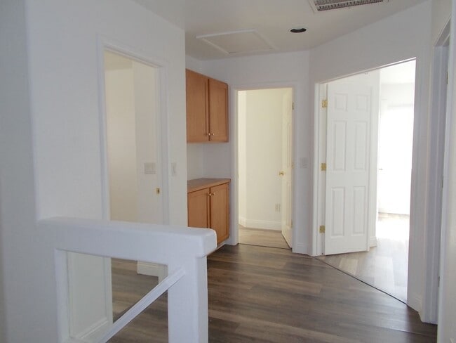 Building Photo - Spacious 4-Bedroom, 2.5-Bathroom Home – Fr...