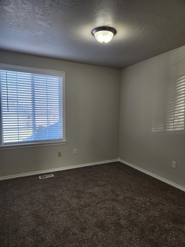 Building Photo - "Charming 4-Bedroom Boise Retreat with Cozy Fireplace and Spacious Living!"
