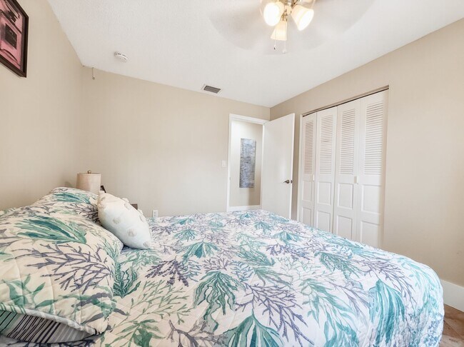 Building Photo - Discover the perfect Naples Park rental just minutes from the beach.