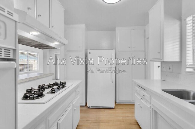 Building Photo - 5633 Scripps St