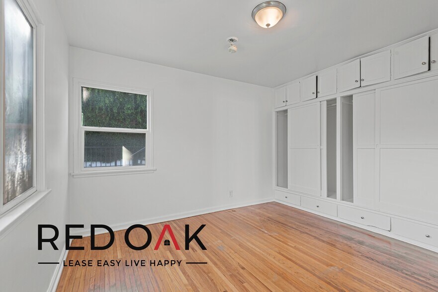 Building Photo - 1115 N Doheny Dr