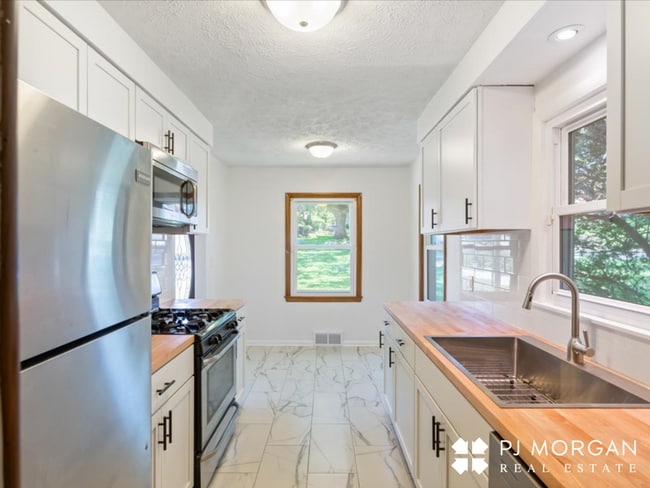 Building Photo - 3 bedroom , 2 bathroom House - Recently Up...