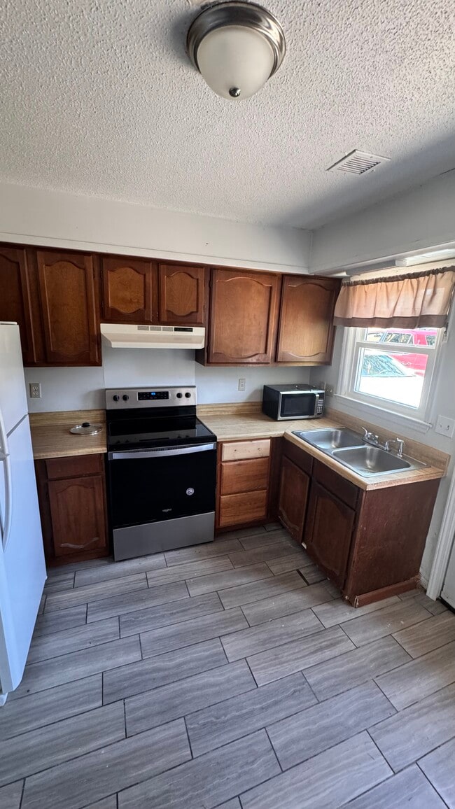 Building Photo - Unit B, 3327 Robin hood Dr